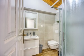 Shower, hair dryer, towels, soap - Istrian Casa Pr Marici Relaxing Vineyard (Koper)