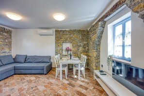 Televisi layar datar 21-inci dengan saluran TV digital dan TV