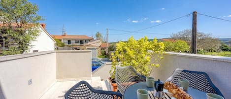 Familienapartment, Mehrere Schlafzimmer (Istrian Casa Pr Marici Sunny Terrace) | Speisen im Freien