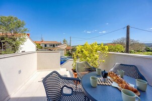 Familie appartement, 1 slaapkamer, sauna (Istrian Casa Sunny Terrace APT w) | Buiten dineren