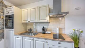 Apartemen Bulan Madu, beberapa kamar (Istrian Casa Pr Marici Relaxing) | Dapur pribadi | Lemari es, oven, kompor, dan mesin pencuci piring