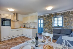 Căn hộ dành cho gia đình, 1 phòng ngủ, phòng tắm hơi (Istrian Casa Pr Marici Sweet Jasmine) | Khu phòng khách | TV màn hình phẳng 21-inch có truyền hình kỹ thuật số 