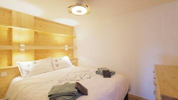 2 dormitorios, tabla de planchar con plancha, cuna de viaje