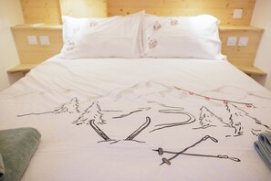 2 bedrooms, iron/ironing board, travel crib, free WiFi - Apartment on the ground floor with terrace. Nice view.100m from the slopes.Quiet (Les Angles)