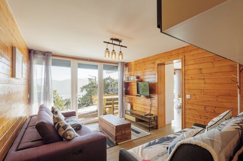 Apartment on the ground floor with terrace. Nice view.100m from the slopes.Quiet