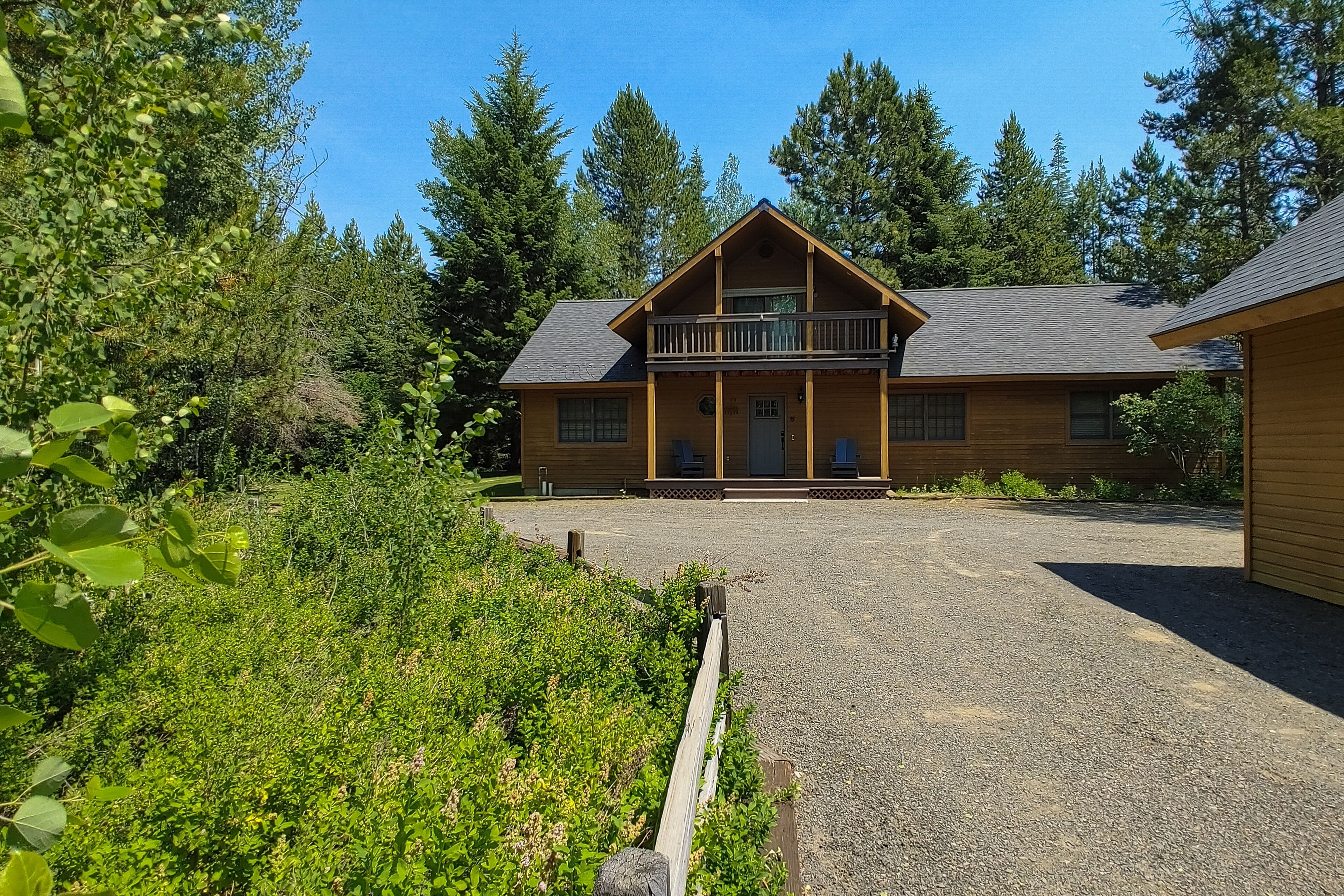 Idyllic woodland retreat with mountain views, firepit, grill, games, & W/D