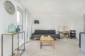 Studio, Balkon | Wohnbereich