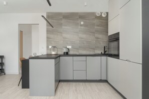 Studio, Balkon | Eigene Küche | Mikrowelle, Geschirrspüler, Kochgeschirr/Geschirr/Besteck