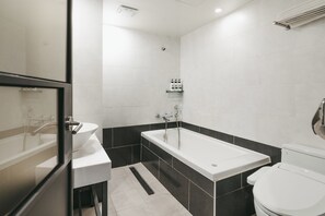 Habitación superior | Baño | Ducha y bañera combinadas, secador de pelo, albornoces y zapatillas