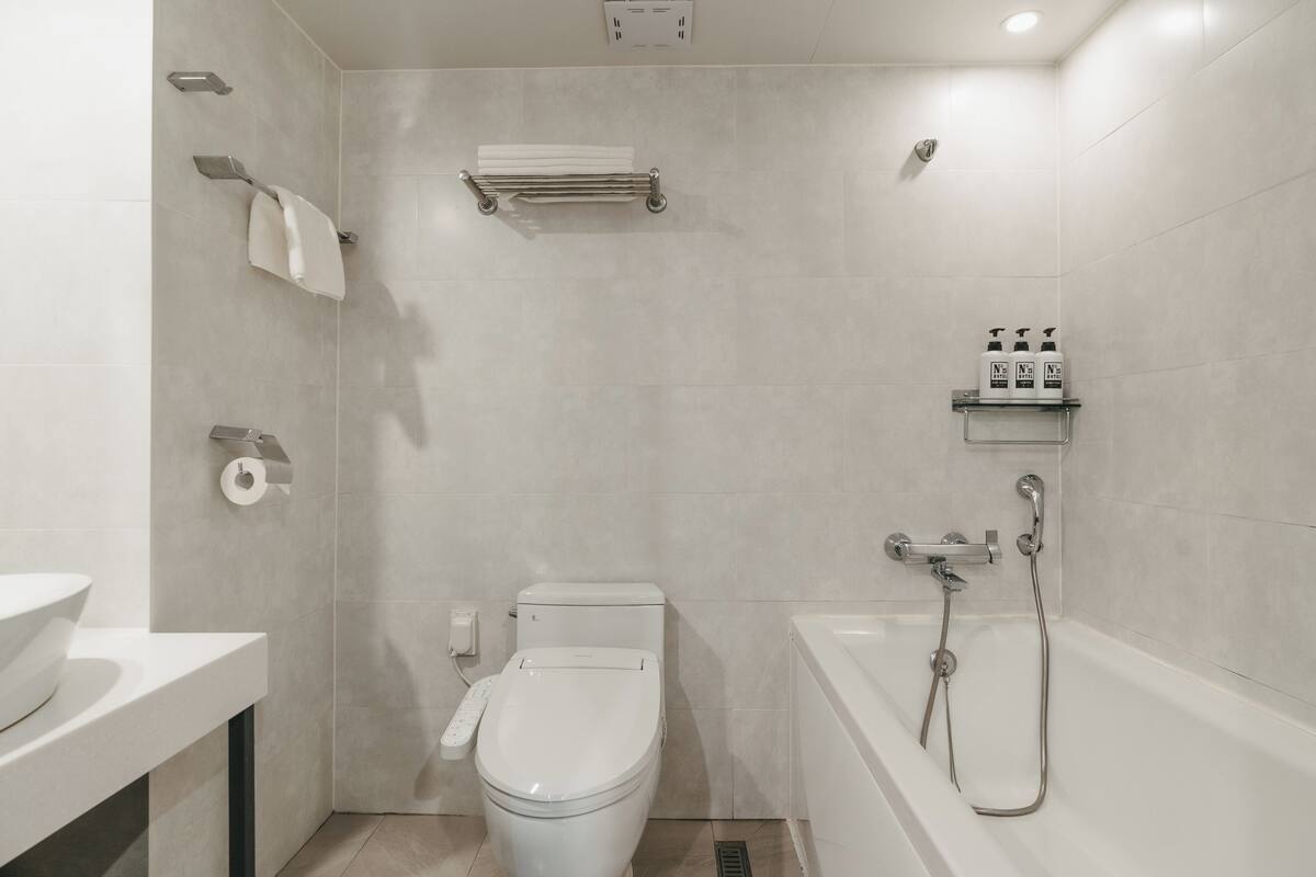Habitación Deluxe | Baño | Ducha y bañera combinadas, secador de pelo, albornoces y zapatillas