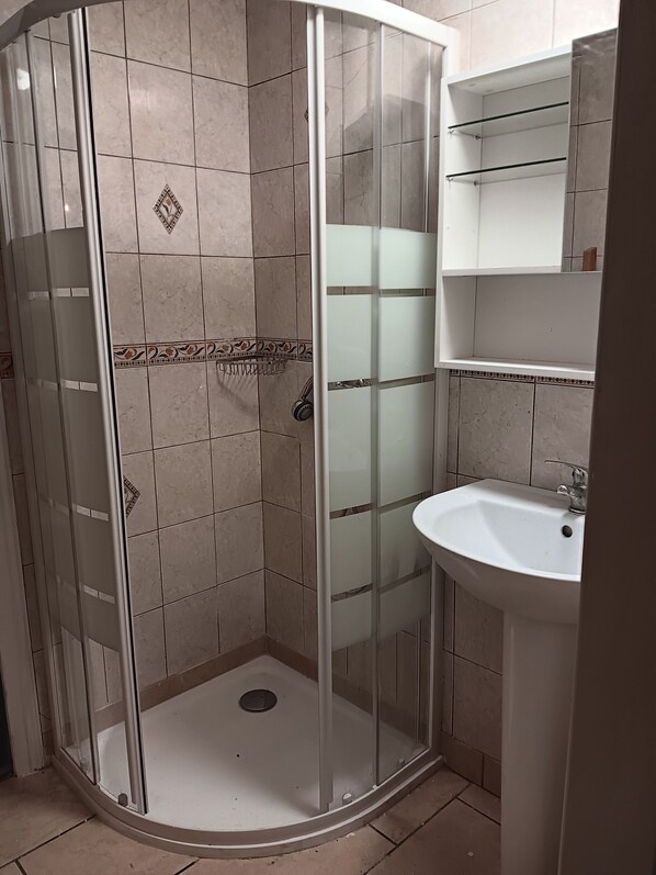 Haartrockner, Handtücher, Seife, Toilettenpapier