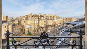 A balcony with a view of terraced houses and parked cars. - Spacious Central Hove Beach Flat (Hove)