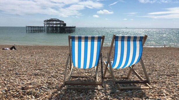 Two striped beach chairs on a pebbled beach with a pier in the background. - Spacious Central Hove Beach Flat (Hove)
