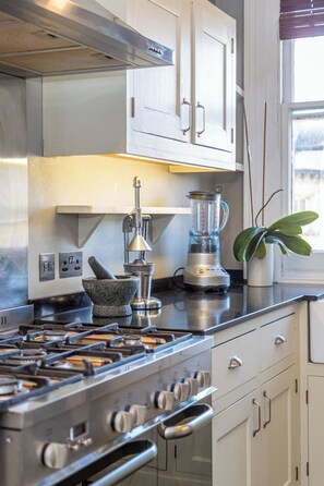Apartamento básico | Cocina privada | Frigorífico, microondas, horno y placa de cocina