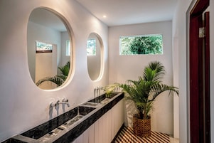 Quarto luxo | Banheiro | Chuveiro, chuveiro com efeito de chuva