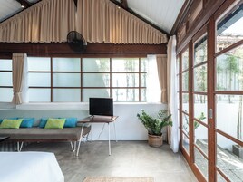 Quarto luxo, 1 cama King (with Workspace and Shared Kitchen) | 1 quarto, ferros/tábuas de passar roupa, Wi-Fi de cortesia
