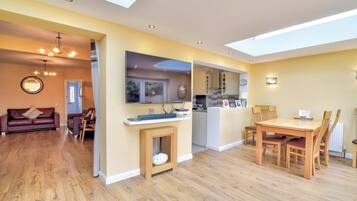 Basic House | Private kitchen | Fridge, microwave, oven, stovetop