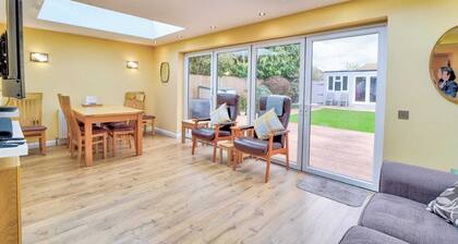 Beautiful Bungalow With Parking and Large Garden