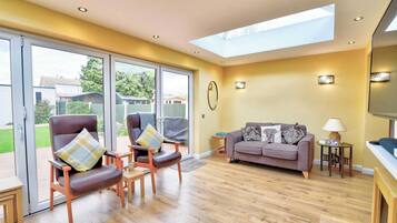 Basic House | Living area | TV, fireplace