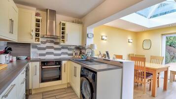 Basic House | Private kitchen | Fridge, microwave, oven, stovetop