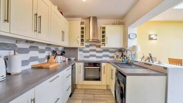 Basic House | Private kitchen | Fridge, microwave, oven, stovetop