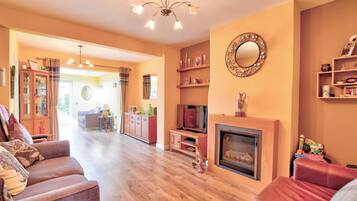 Basic House | Living area | TV, fireplace