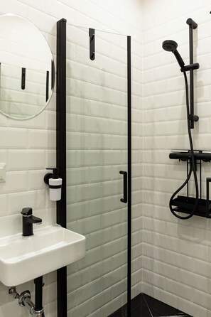 Dusch, hårtork, handdukar och tvål