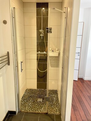Dusche, Haartrockner, Toilettenpapier