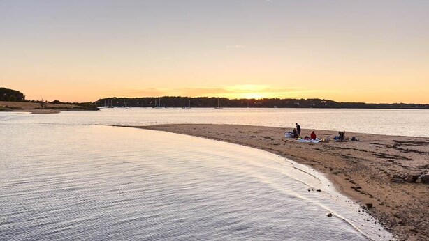 A beach with calm waters, a few people, and sailboats in the distance. - Maison 4ch/8pers Bourg de Baden, Proche des Plages au Coeur du Golfe du Morbihan (Baden)