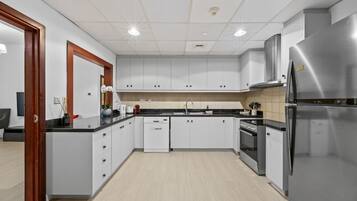 冰箱、微波炉、烤箱、炉灶