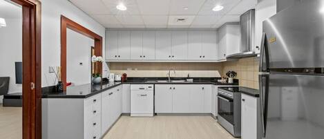 Frigorífico, microondas, horno y placa de cocina