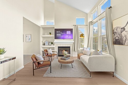 3B 2.5B SFH, King Suite,  65" TV, Yard, Walkable to Parks/Shopping Square