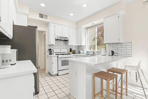 Microwave, oven, stovetop, dishwasher - 3B 2.5B SFH, King Suite,  65" TV, Yard, Walkable to Parks/Shopping Square (Sacramento)