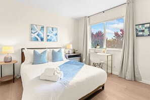 3 bedrooms, desk, iron/ironing board, WiFi - 3B 2.5B SFH, King Suite,  65" TV, Yard, Walkable to Parks/Shopping Square (Sacramento)