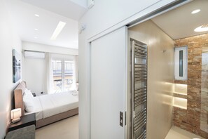 Exclusieve studio, 1 tweepersoonsbed, keuken | Badkamer | Een douche, een regendouche, een haardroger, handdoeken