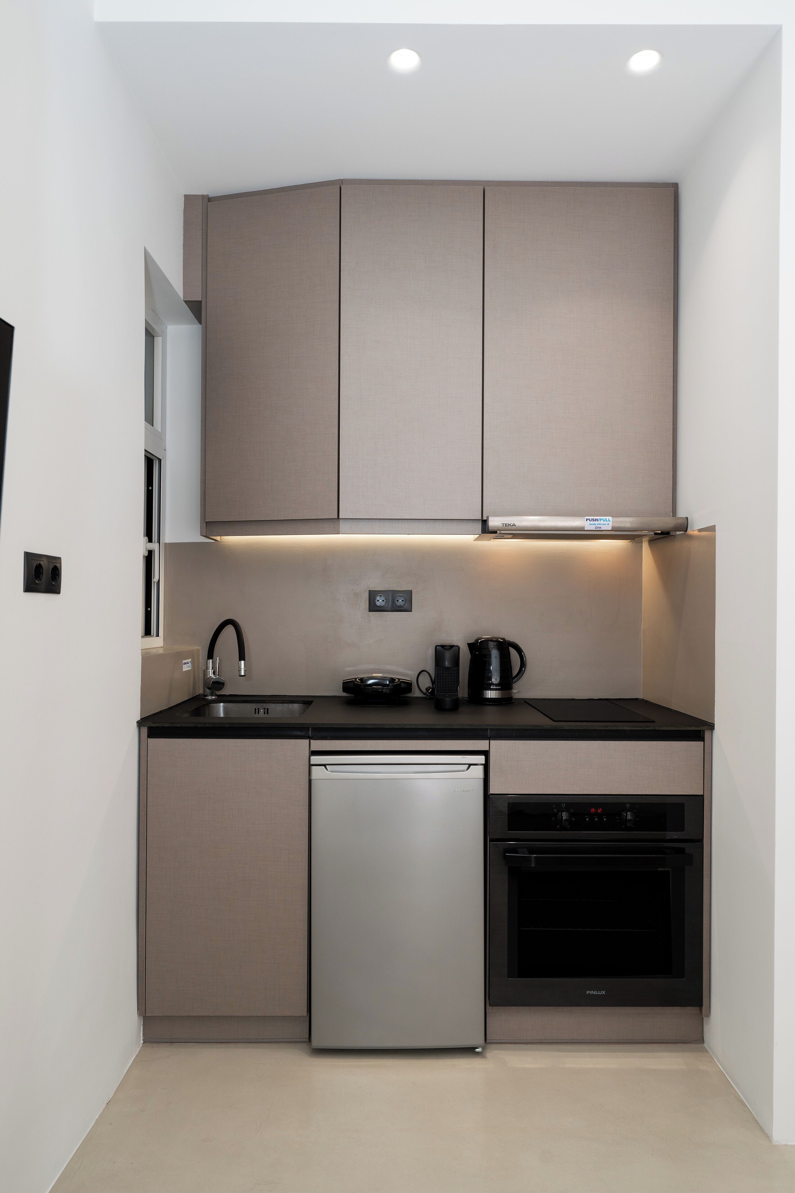 Estudio exclusivo, 1 cama matrimonial, cocina | Cocina privada | Refrigerador, microondas, horno y parrilla de estufa 