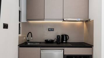 Estudio exclusivo, 1 cama matrimonial, cocina | Cocina privada | Refrigerador, microondas, horno y parrilla de estufa