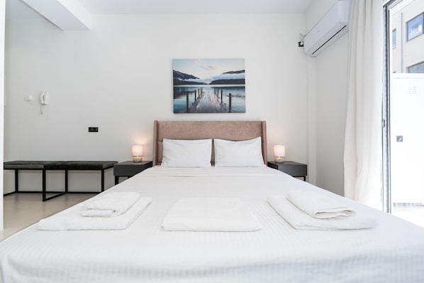 Exclusive Studio, 1 Double Bed, Kitchen | In-room safe, individually decorated, individually furnished, desk