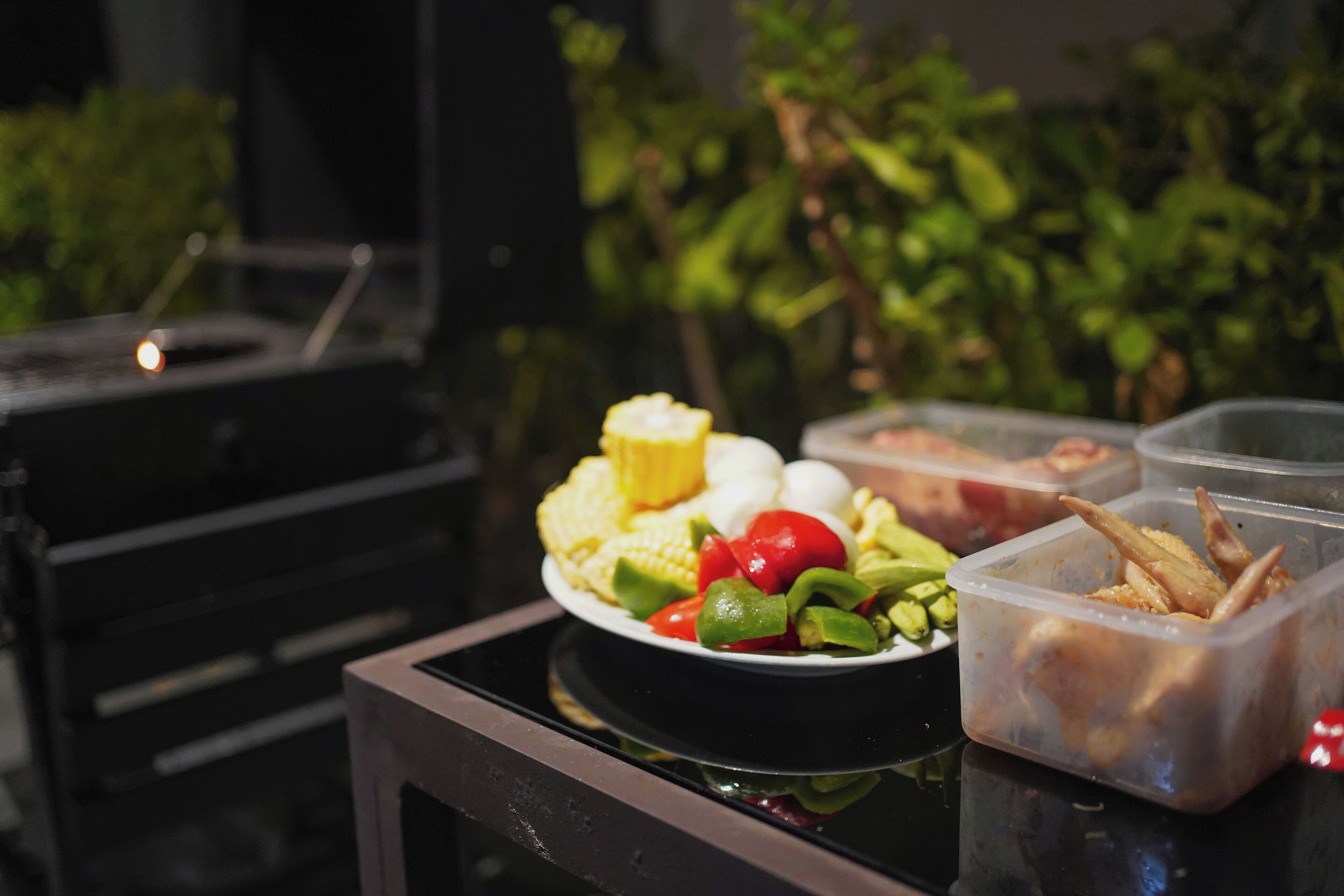 Un repas composé de légumes et d’un œuf dur, le tout présenté sur une assiette, ainsi que deux récipients contenant de la nourriture, placés sur une table.