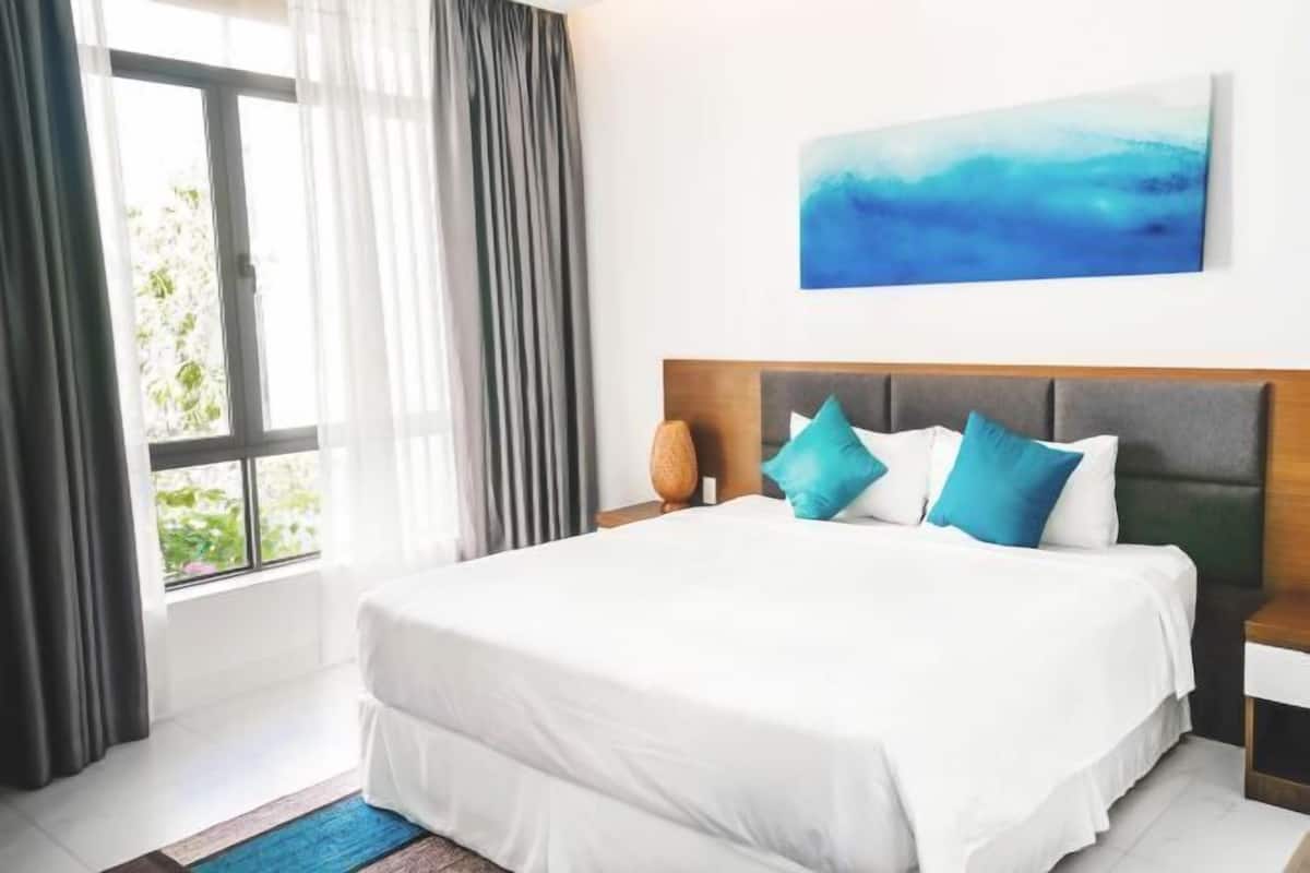 3 slaapkamers, donzen dekbedden, een bureau, verduisterende gordijnen