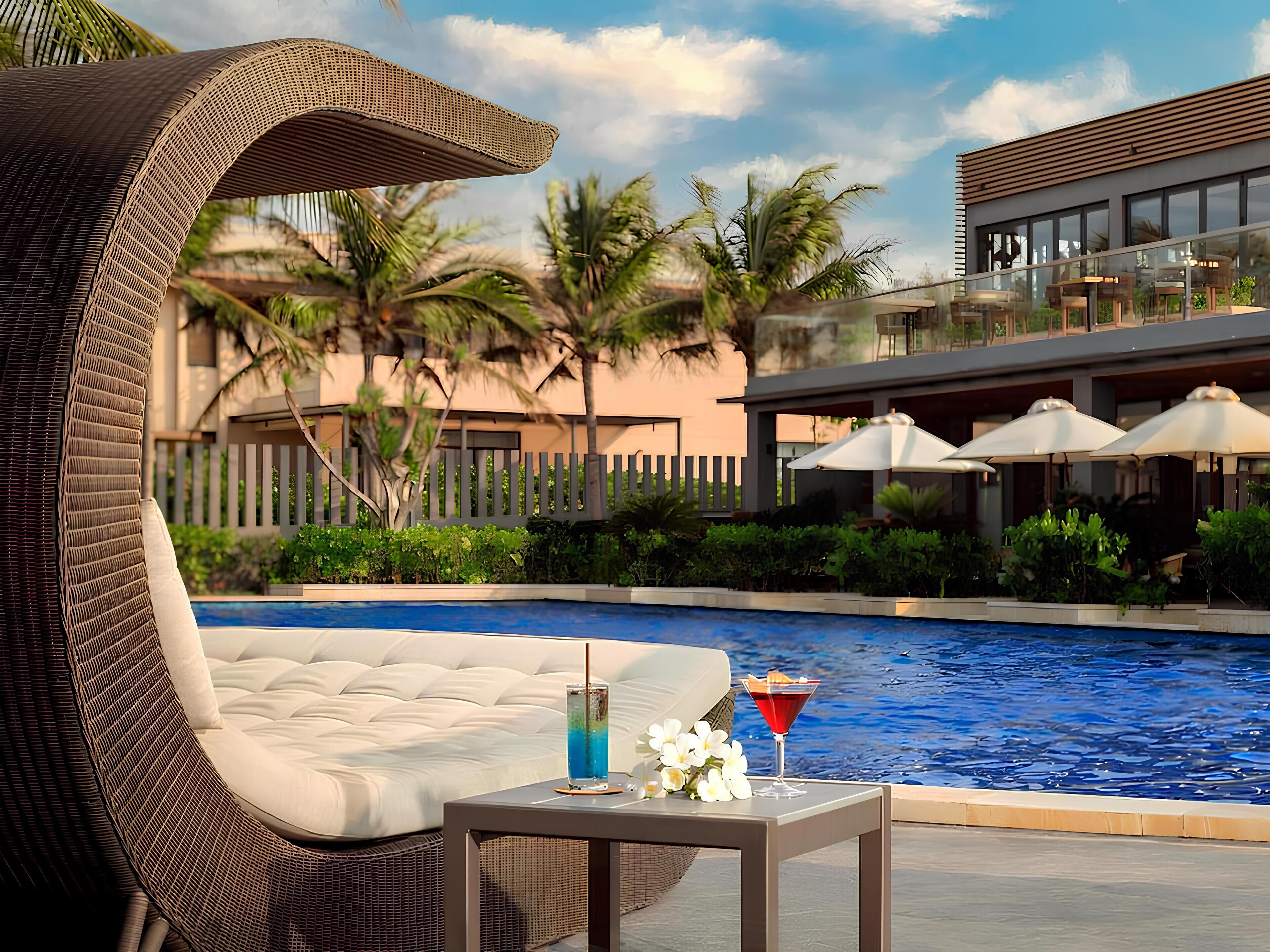 Una piscina al aire libre (de 06:00 a 18:00), sombrillas, tumbonas