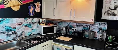 Réfrigérateur, four à micro-ondes, un four, surface de cuisson