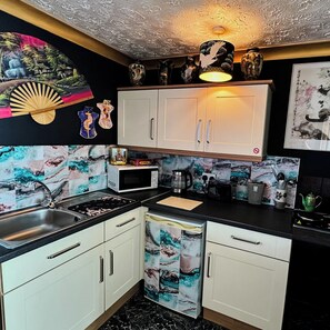 Fridge, microwave, oven, stovetop - Oriental chalet in Belle Aire (Hemsby)