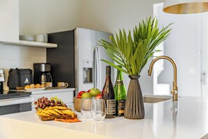 Kühlschrank, Mikrowelle, Ofen, Herdplatte