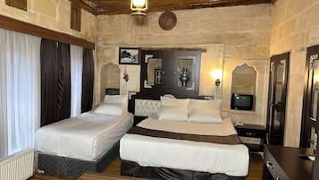 Habitación triple estándar, vista al patio | Wifi gratis y ropa de cama