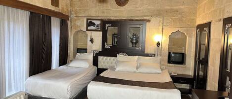 Tripla Standard, vista cortile | Wi-Fi gratuito, lenzuola