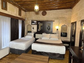 Standard-Dreibettzimmer, Blick auf den Innenhof