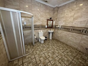 Standard-Dreibettzimmer, Blick auf den Innenhof | Badezimmer