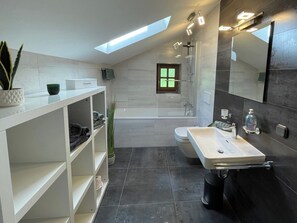Dusche, Haartrockner, Handtücher