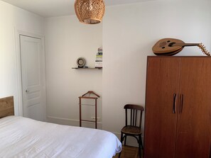 1 habitación, tabla de planchar con plancha, wifi gratis y ropa de cama 